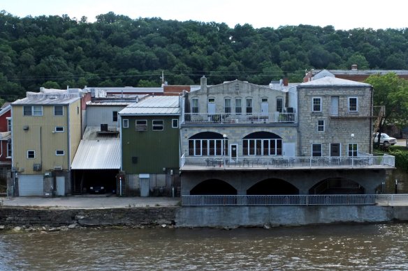 Elkader, houses along the Turkey River